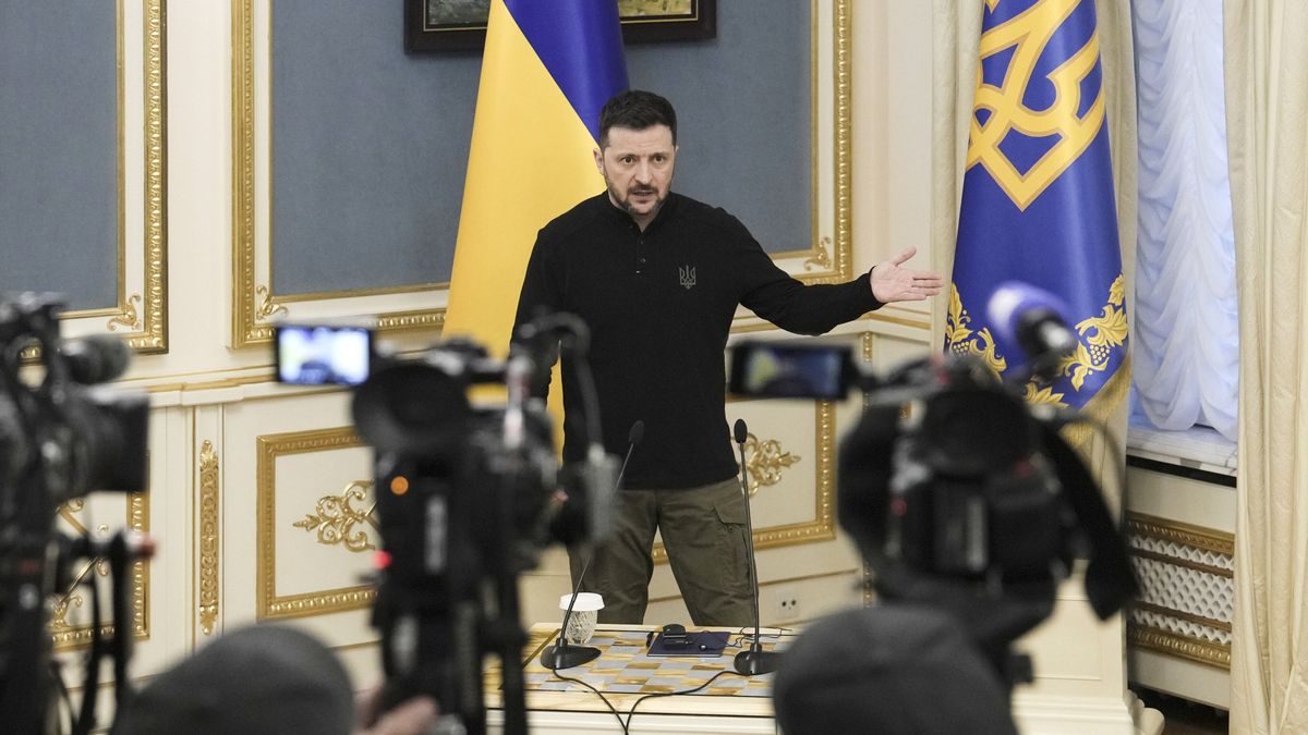 Ukrainian President Zelensky holds press conference in Kyiv
epa12010041 Ukrainian President Volodymyr Zelensky addresses a press conference in Kyiv, Ukraine, 04 April 2025. Zelensky briefed journalists about a meeting held in Kyiv between military chiefs of France, Britain and Ukraine regarding the deployment of peacekeepers.  EPA/STRINGER 
Dostawca: PAP/EPA.
STRINGER
ukraine, head of state, presser, media, briefing