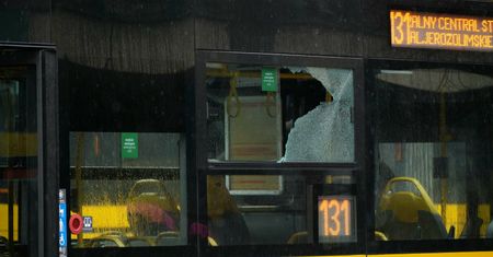 Zniszczone autobusy w Warszawie. Policja wyjaśnia incydent