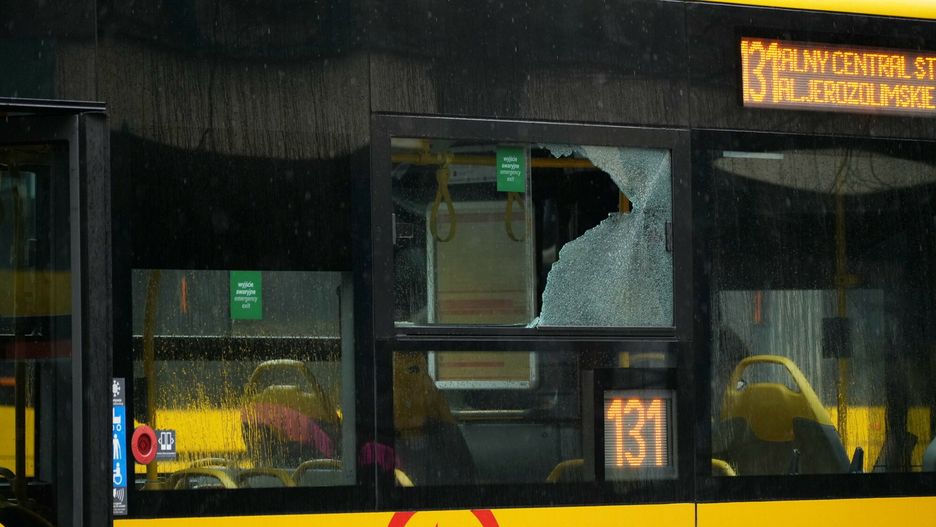 Uszkodzone autobusy na Marsza?kowskiej
Fot. Aliaksandr Valodzin/East News, Warszawa, 16.03.2024. Uszkodzone autobusy miejskie na skrzyzowaniu Marszalkowskiej i Hozej. Nikt nie zostal ranny, ale wedlug nieoficjalnych informacji pojazdy mog?y zostac ostrzelane.
Aliaksandr Valodzin