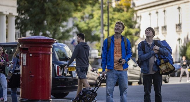 W pogoni za marzeniami, albo przynajmniej funtem brytyjskim. Recenzja serialu Canal+ „Emigracja XD” na podstawie powieści Malcolma XD