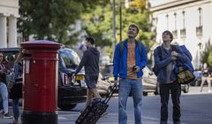 W pogoni za marzeniami, albo przynajmniej funtem brytyjskim. Recenzja serialu Canal+ „Emigracja XD” na podstawie powieści Malcolma XD