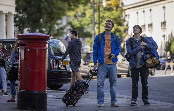 W pogoni za marzeniami, albo przynajmniej funtem brytyjskim. Recenzja serialu Canal+ „Emigracja XD” na podstawie powieści Malcolma XD