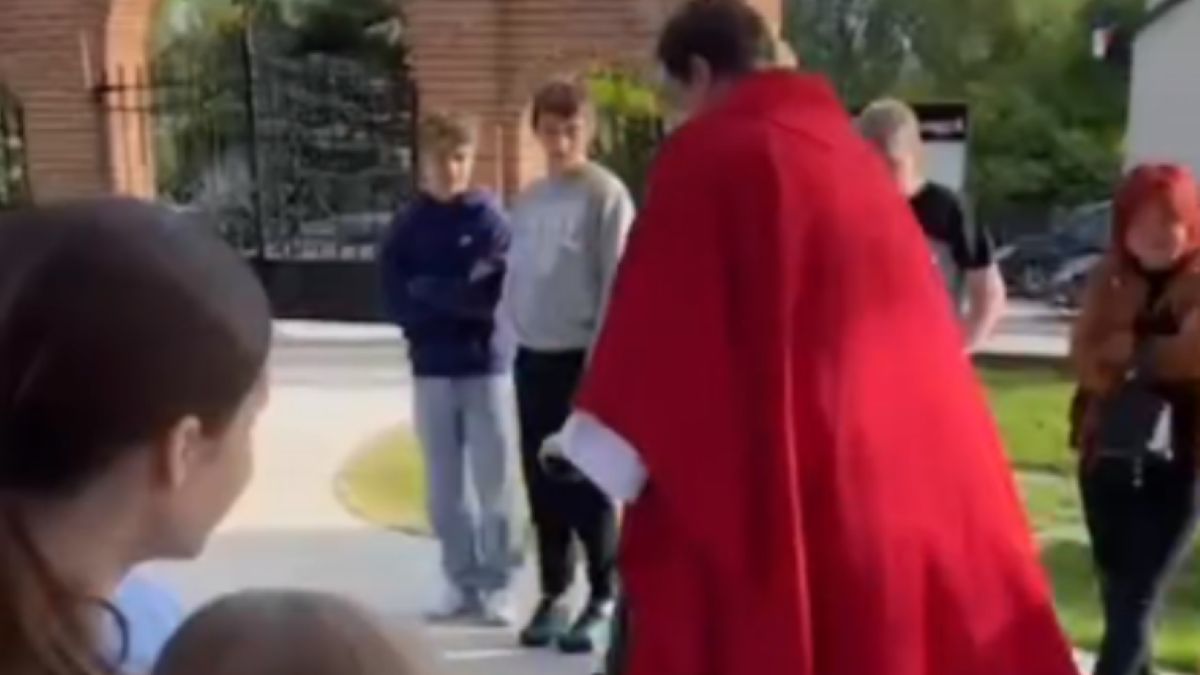 Kapłan poświęcił prezenty komunijne. Jeden szczególnie przypadł mu do gustu.