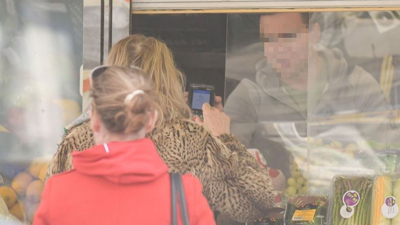 Grażyna Szapołowska delektuje się kiszonym ogórkiem