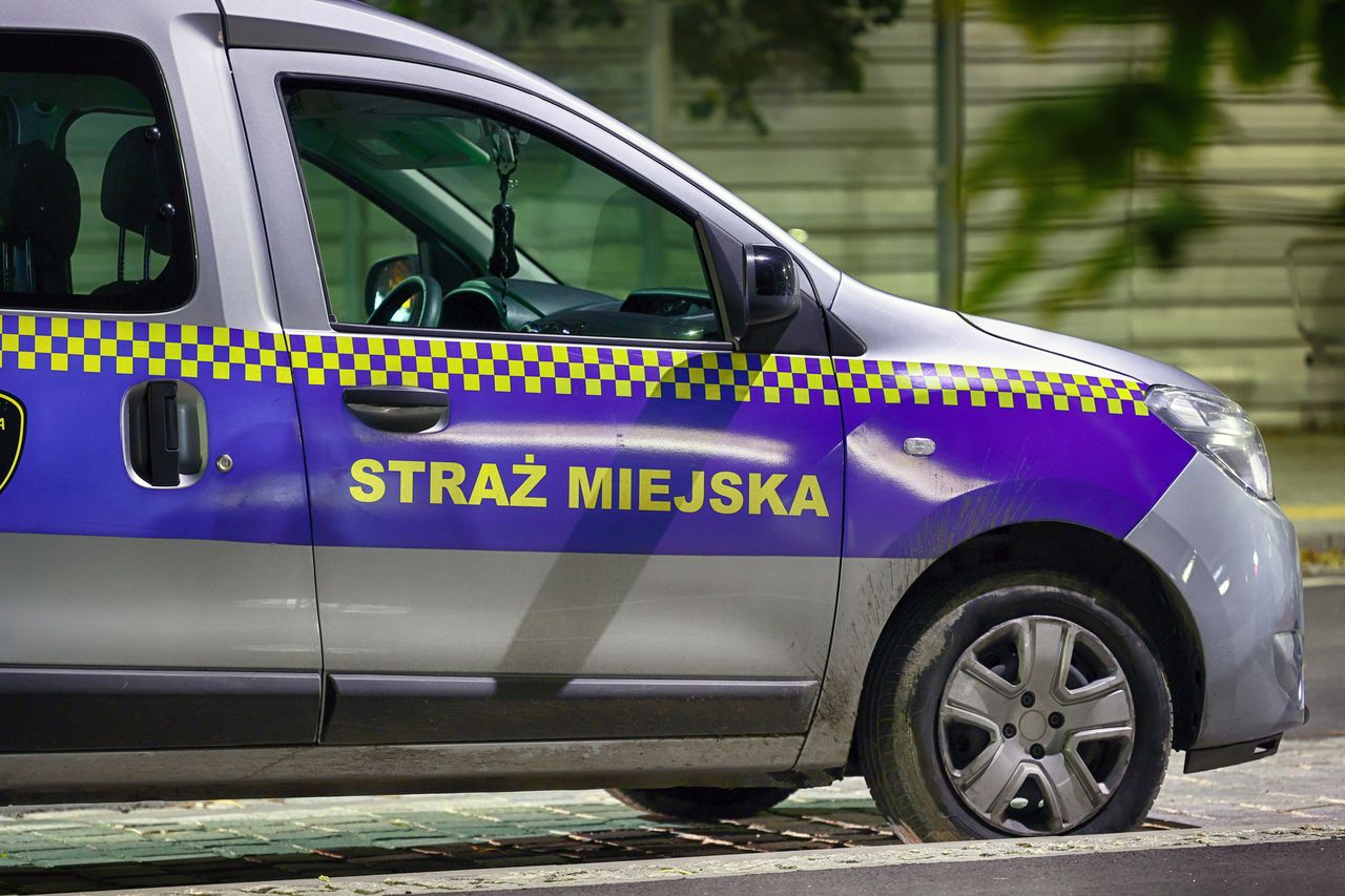 Kraków: wychłodzony mężczyzna w samochodzie. Strażniczki go uratowały