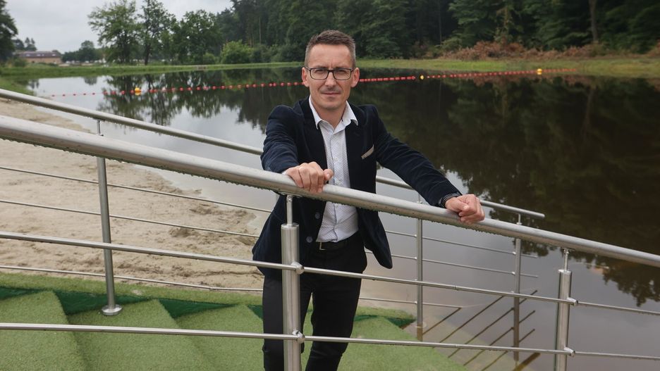 Dyr. Ośrodka Sportu i Rekreacji (OSiR) w Głogowie Małopolskim Andrzej Zwierzchowski nad kąpieliskiem. Zostanie ono otwarte 1 sierpnia.