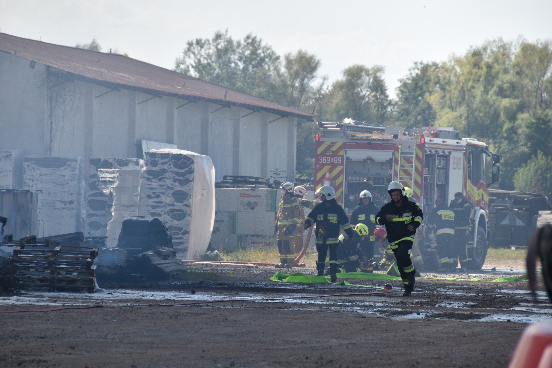 Akcja gaśnicza w Tarnowie. Strażacy dogaszają pogorzelisko po pożarze hali, w której składowane były znicze