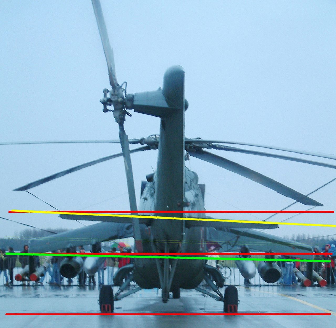 Mi-24 - widoczne konstrukcyjne przechylenie kadłuba