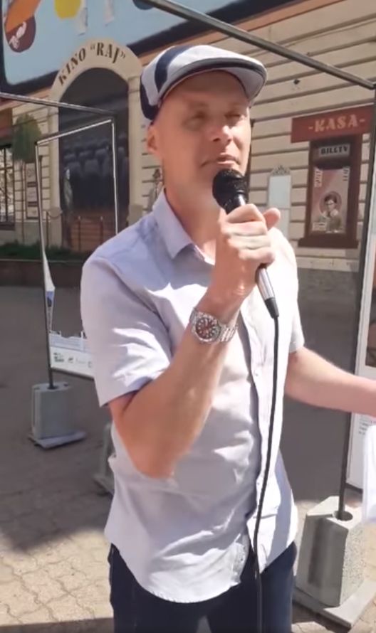Krzysztof Krawczyk junior na ulicach Łodzi śpiewał utwory ojca.