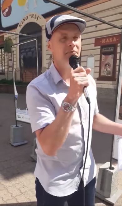Krzysztof Krawczyk junior na ulicach Łodzi śpiewał utwory ojca.