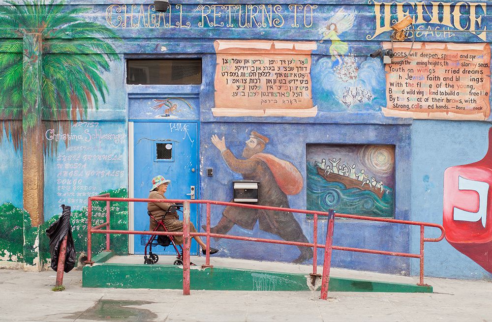 „Americana” Garroda Kirkwooda to minimalistyczny obraz wyluzowanej Kalifornii 40