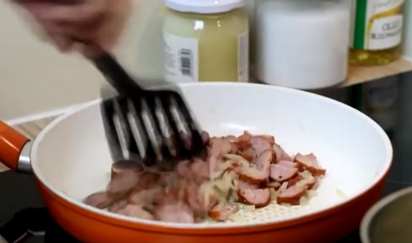 Ekspresowy makaron z kiełbasą i serem. Pyszny obiad w 15 minut (WIDEO)