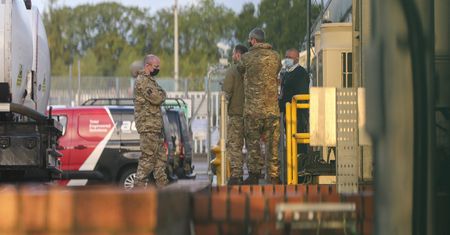 Brytyjscy żołnierze zasiedli za kierownicami. Rusza operacja "Escalin"