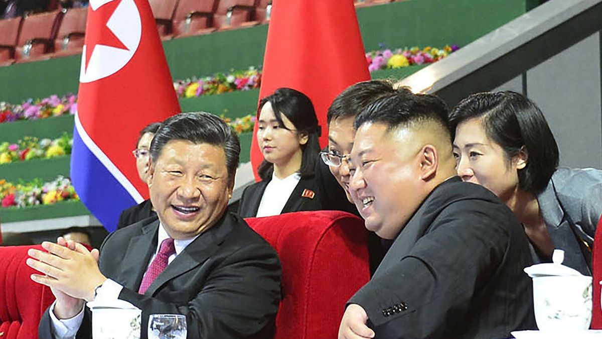Prezydent Xi Jinping z wizyt? u Kim Dzong Una
In this Thursday, June 20, 2019, photo provided by the North Korean government, North Korean leader Kim Jong Un, right, and Chinese President Xi Jinping, left, watch a mass gymnastic performance at the May Day Stadium in Pyongyang, North Korea. The content of this image is as provided and cannot be independently verified. (Korean Central News Agency/Korea News Service via AP)
KCNA via KNS