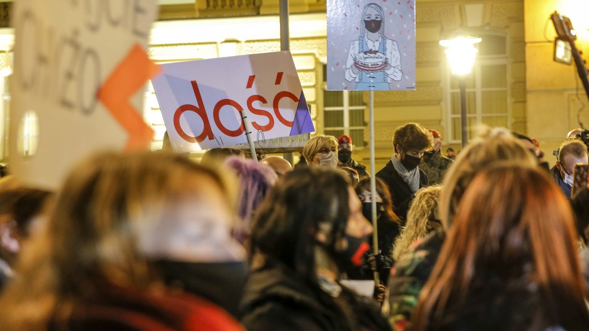 Feministki opublikowały kontrowersyjny post. Kobiety nie wytrzymały. "Przegięcie"