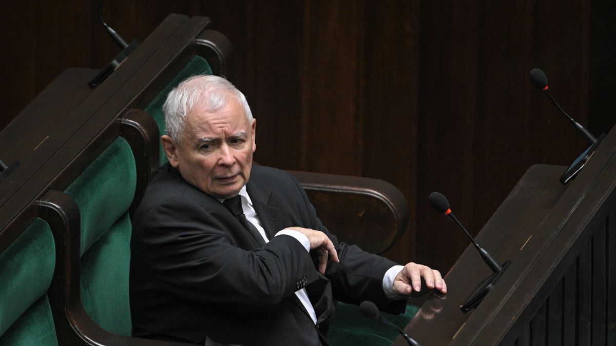 Warszawa, 16.10.2024. Prezes PiS Jarosław Kaczyński na sali plenarnej Sejmu w Warszawie, 16 bm. Prezydent Duda wygłosił podczas posiedzenia izby orędzie w związku z rocznicą wyborów parlamentarnych z 2023 roku. (amb) PAP/Marcin Obara