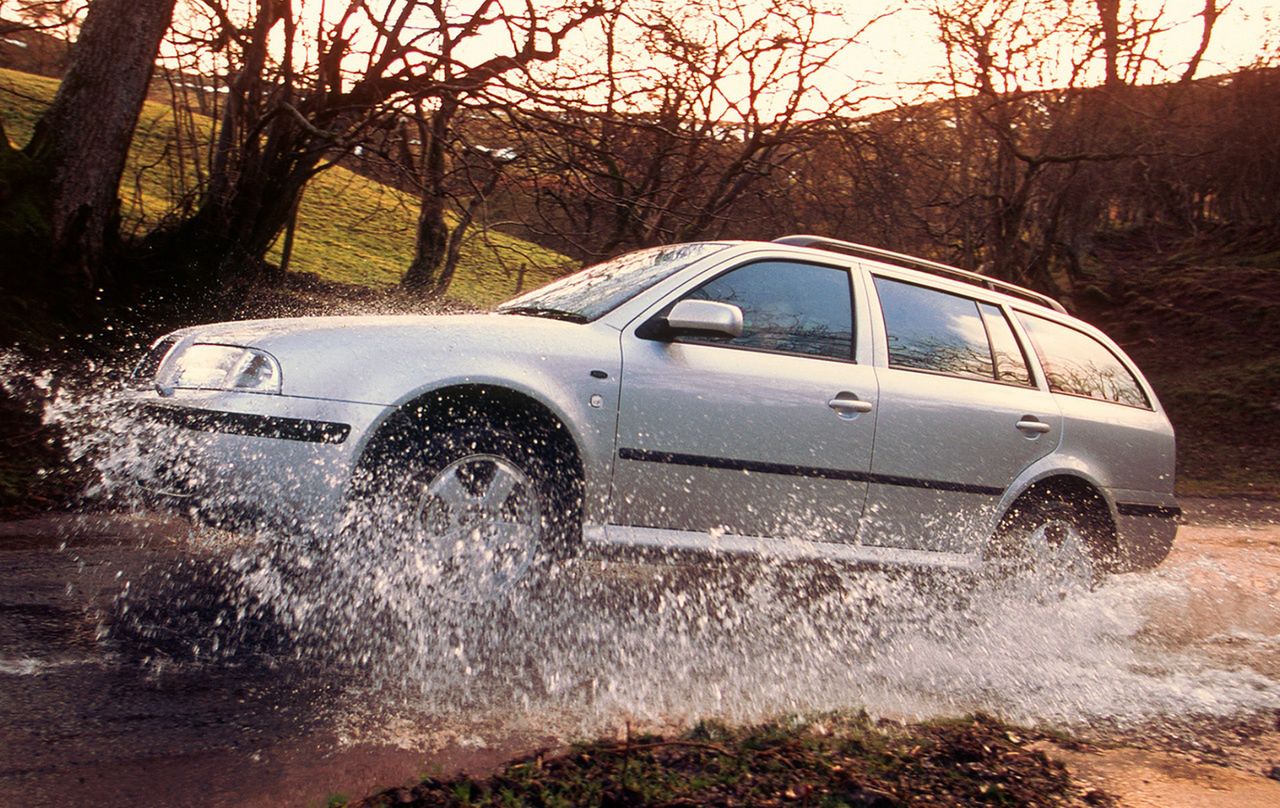 Skoda Octavia I 4x4 zupełnie nie nadaje się do jazdy w terenie, ale dobrze sprawdzi się na bardzo złych drogach.