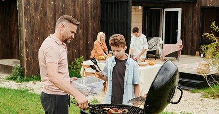 Bezpieczny grill z dziećmi – jak wspólnie gotować na świeżym powietrzu?