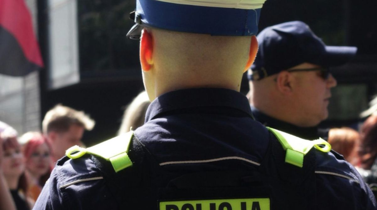 Napad na ochroniarza po kradzieży alkoholu.
