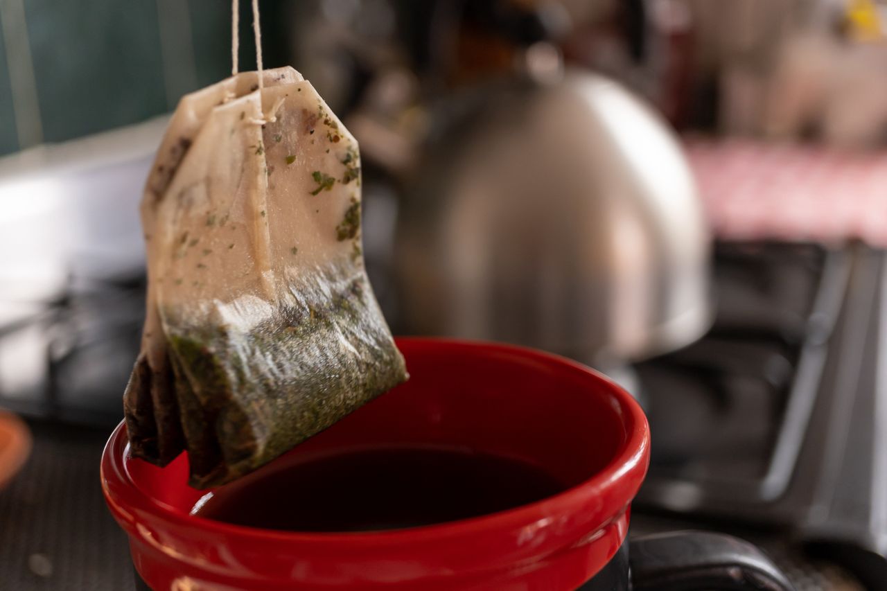 Dlaczego nie warto wyrzucać zużytych torebek po herbacie?