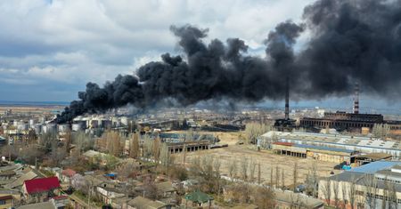 Płoną rosyjskie rafinerie i składy broni. Członek batalionu Szaman ujawnia