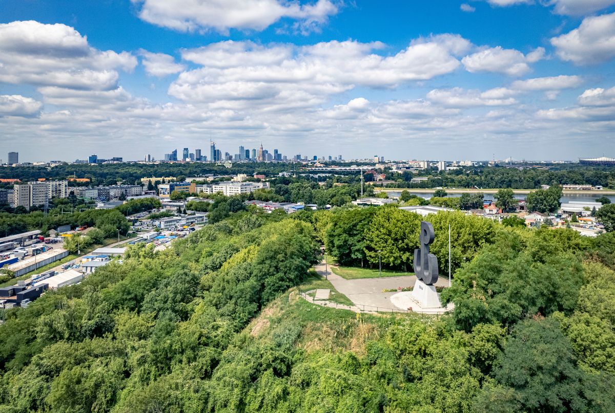 Z kopca Powstania Warszawskiego roztacza się wspaniały widok na część Warszawy