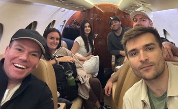 Doradca Trumpa uciekł prywatnym lotem. Zwykli obywatele uwięzieni