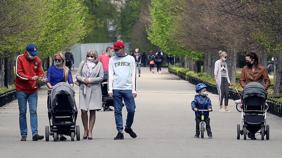 Koronawirus w Polsce: Legnica. Spacerowicze w zabytkowym parku (fot. Piotr Krzyżanowski/Polska Press) (Gallo Images)