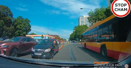 Jechał pod prąd w Warszawie, a potem zaatakował kierowcę. I szybko uciekł