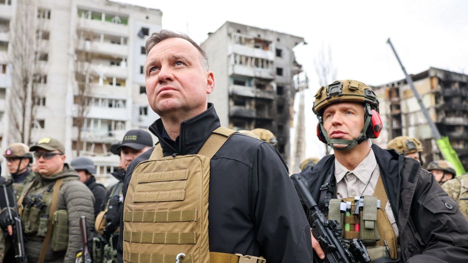 Andrzej DudaBorodianka, Ukraina, 13.04.2022. Prezydent Andrzej Duda (C) podczas wizyty prezydent�w Polski, Litwy, �otwy i Estonii w podkijowskiej Borodiance w Ukrainie, 13 bm. Wizyta prezydent�w jest pierwsz� wizyt� g��w pa�stw od pocz�tku rosyjskiej agresji.  Prezydenci maj� si� spotka� r�wnie� z prezydentem Ukrainy Wo�odymyrem Ze�enskim. (kf) PAP/Jakub Szymczuk / KPRP  HANDOUT EDITORIAL USE ONLY NO SALESJakub Szymczuk / KPRPdworzec, g�owa pa�stwa, kolejowy, konflikt, PKP, polityk polityka, prezydent, wizyta, wojna