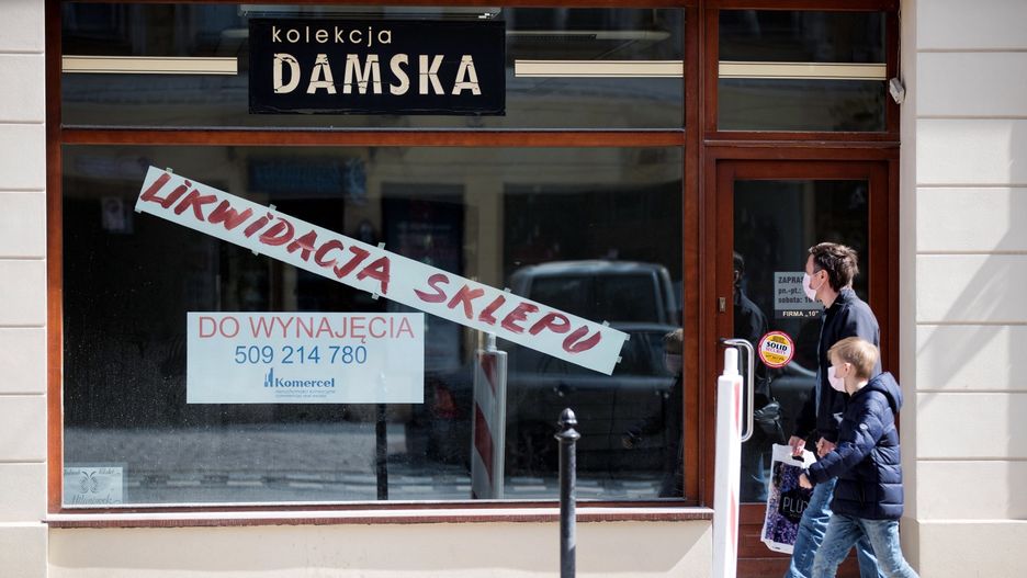 Na duże zakupy - mimo łagodzenia obostrzeń w handlu - prędko się nie wybierzemy.