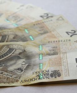 Policjanci wbiegli do banku. Para ze Śląska prawie straciła 74 tys. zł