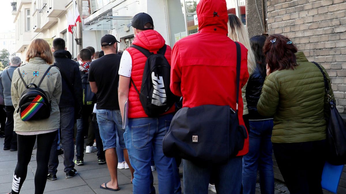 Kolejka do Wydziału Spraw Cudzoziemców w Mazowieckim Urzędem Wojewódzkim w Warszawie