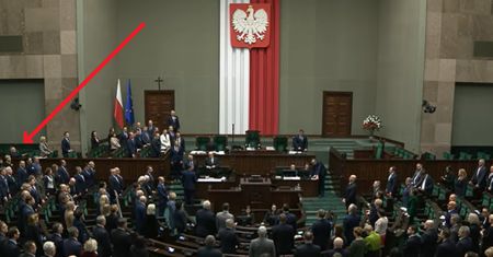 Nie wstał do hymnu. PiS oburzone zachowaniem ministra