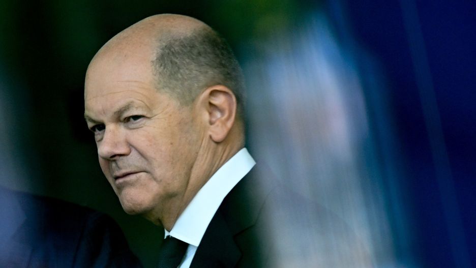 German Chancellor Olaf Scholz awaits to welcome Kazakhstan's President Kassym-Jomart Tokayev (not pictured), as seen through a glass panel, in Berlin, Germany, 28 September 2023. Kazakh President Tokayev is on an official visit to Germany from 28 to 29 September. German chancellor Scholz on 29 September will host a meeting with leaders of the five Central Asian countries: Kazakhstan, Kyrgyzstan, Tajikistan, Turkmenistan, and Uzbekistan. EPA/FILIP SINGER Dostawca: PAP/EPA.