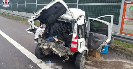 Wypadek na S12. Ciężarówka wjechała w tył fiata. Z auta niewiele zostało