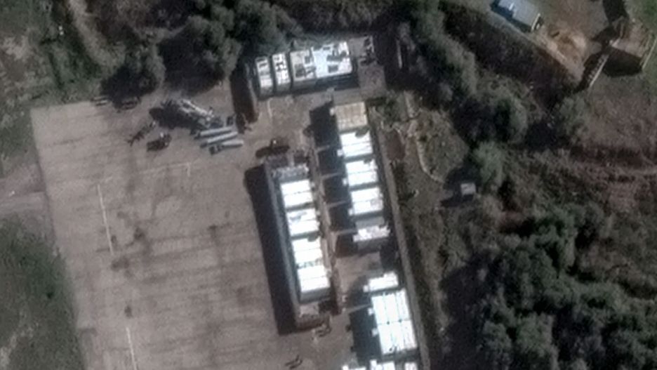 Na fotografiach satelitarnych widać rozmontowane maszyny w rosyj