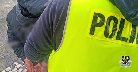 "Zaczął mnie przyduszać kolanem i nogą przyciskał do ziemi". Tak policjanci interweniowali wobec 18-latka