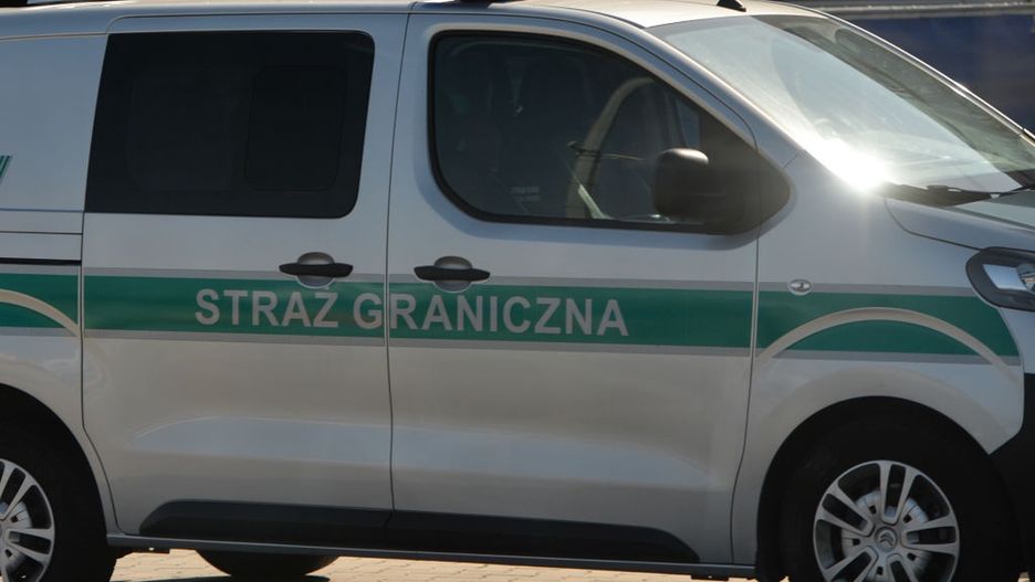 Funkcjonariusze "pomogli" niesfornym pasażerom opuścić pokłady samolotów 