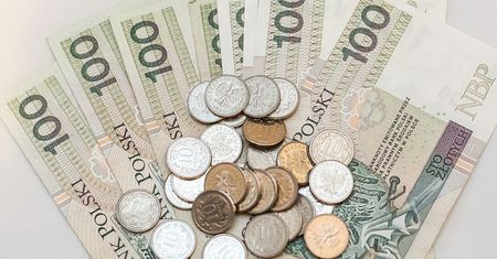 Tyle dostaną seniorzy po waloryzacji świadczeń. Rząd jednak się pomylił