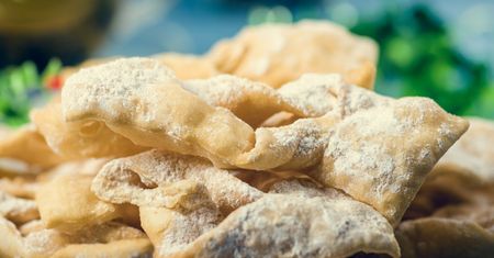 Nie ma lepszego sposobu na faworki. Zrób tak ciasto, wyjdą kruchutkie