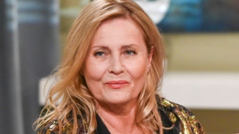 Grażyna Szapołowska przyszła na premierę serialu w czarnej stylizacji 