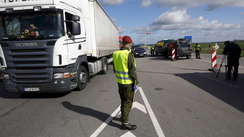 Reopening of borders between Baltic neighbour countries
epa08423455 A Lithuanian state border guard prepares to check documents at the Salociai-Grenctale border checkpoint, Lithuania, 15 May 2020. Lithuania has maintained some restrictions for the citizens of the Baltic states  that wish to cross the border. Lithuania, Estonia and Latvia opened their borders for citizens on 15 May, so that they may travel between the three nations.  EPA/TOMS KALNINS 
Dostawca: PAP/EPA.
TOMS KALNINS
