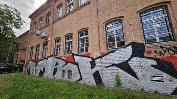 Gorzów: 400 zł odszkodowania, ściana dalej pobazgrana. Miasto bezradne