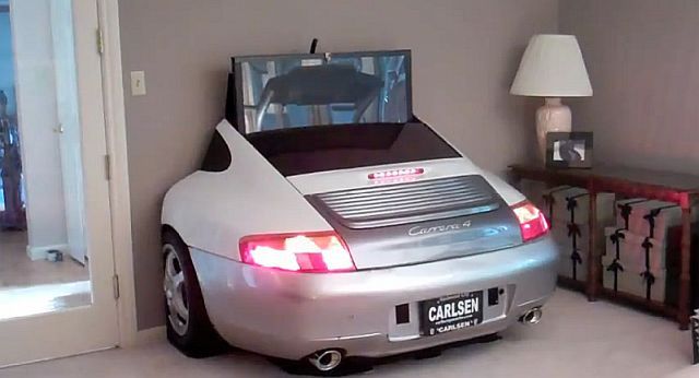 Porsche 996 jako stolik TV