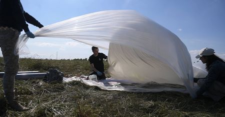 Balony z napisami cyrylicą na polach. Biegli wydali opinię
