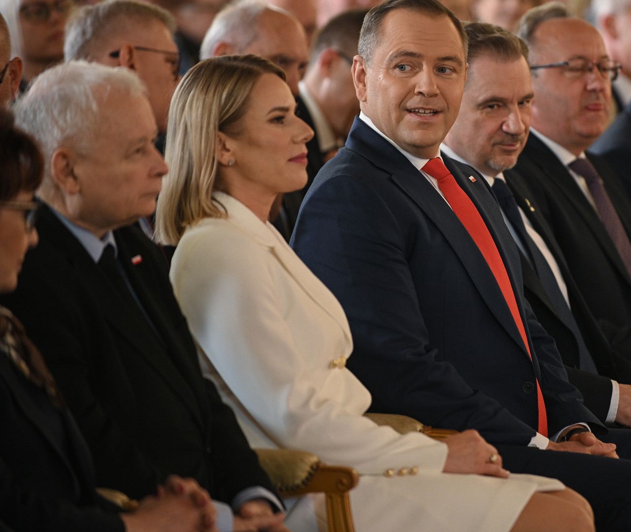 Warszawa, 11.06.2025. Prezydent elekt Karol Nawrocki (3L), jego żona Marta Nawrocka (2L) i prezes PiS Jarosław Kaczyński (P) podczas uroczystości wręczenia mu uchwały PKW ws. stwierdzenia wyniku wyborów prezydenckich, 11 bm. na Zamku Królewskim w Warszawie. W drugiej turze wyborów prezydenckich zwycięzcą został popierany przez PiS Karol Nawrocki, uzyskując 50,89 proc. głosów. Kandydat KO Rafał Trzaskowski zdobył 49,11 proc. poparcia. (mr) PAP/Marcin Obara