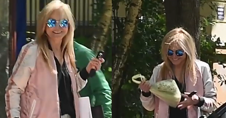 Uśmiechnięta Monika Olejnik w warzywniaku