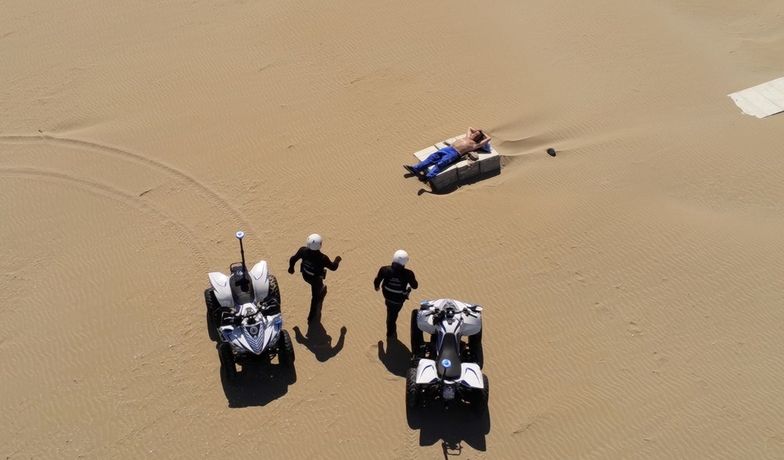 Włochy. Był sam na plaży. Policja wysłała radiowóz, dwa quady i drona