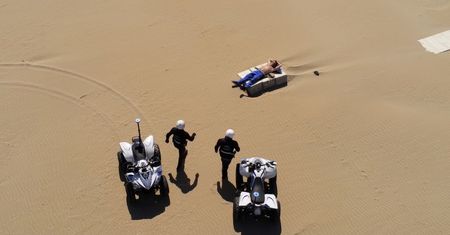 Włochy. Był sam na plaży. Policja wysłała radiowóz, dwa quady i drona
